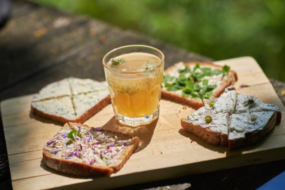 Essen ist fertig: Kräuterschorle mit verschiedenen belegten Broten 