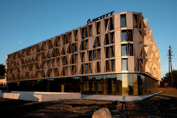 Das Gebäude besteht aus Holz, Beton, Glas und Metall. Das Gebäude besteht aus Holz, Beton, Glas und Metall.