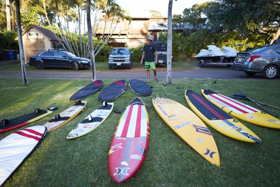 Der Surfstar und sein Equipment. Er hat sich nicht auf einen einzigen Boardsport festgelegt