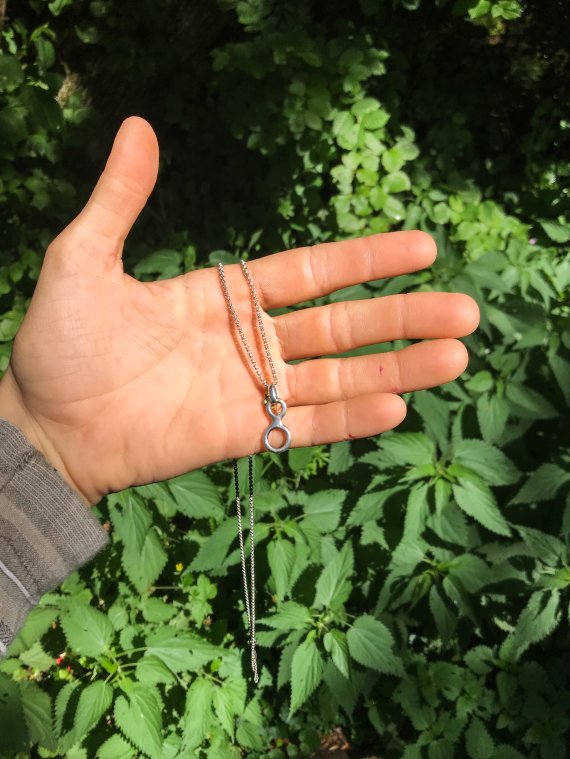 Der kleine Abseilachter ist ein Geschenk von Lena Herrmanns Vater