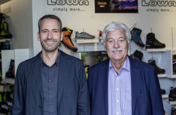 Der neue und der alte Lowa-CEO: Alexander Nicolai und Werner Riethmann (r.). Der neue und der alte Lowa-CEO: Alexander Nicolai und Werner Riethmann (r.).