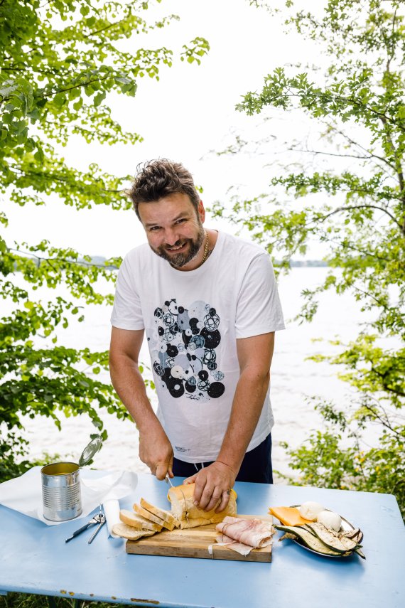Koch Sven Christ zeigt, wie man Outdoor-Sandwiches selbermacht