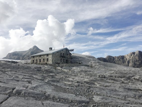 Cabane de Prarochet: Steinhütte in einer Steinwüste