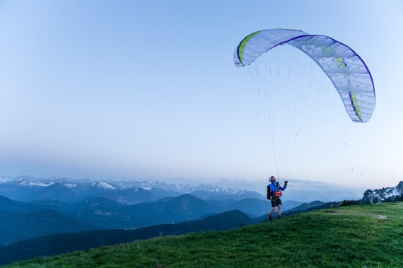 Start mit dem Gleitschirm – bei der Landung wird es schon dunkel sein