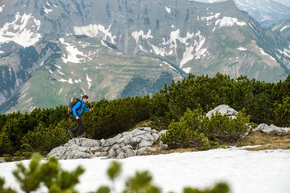 The paraglider, which our author has to carry uphill, weighs about five kilos.