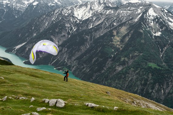 Take off with the paraglider. Flying can be dangerous, especially with a hairdryer.
