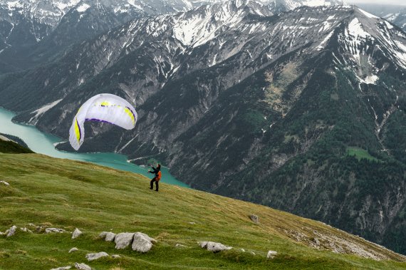 Start mit dem Gleitschirm. Vor allem bei Föhn kann das Fliegen gefährlich sein