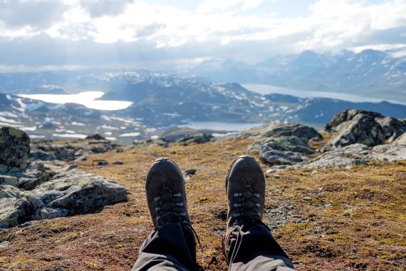 Kleine Pause beim Querfeldein-Wandern in der norwegischen Wildnis 