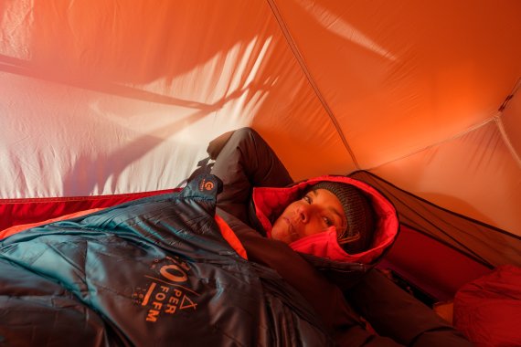 Nach einem langen Wandertag: Ausruhen im Schlafsack