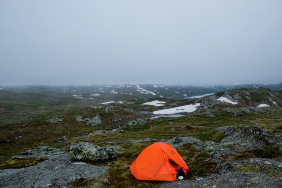 Zufluchtsort im norwegischen Nebel: das eigene Zelt 