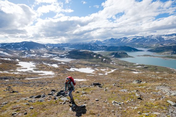 Den Kopf ausschalten und den Füßen folgen beim Wandern in der norwegischen Wildnis