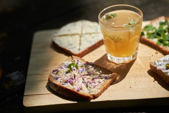 Blütenbrot mit Klee und Gänseblümchen