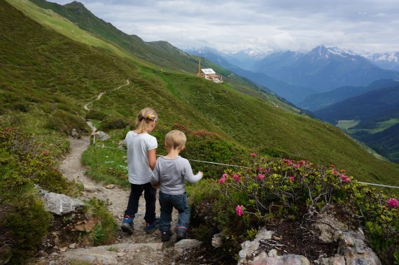 On the path to the summit, children can discover interesting things along the way.