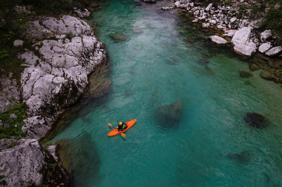Fließen oder schweben? Spektakulär türkisfarbenes Wasser in Slowenien