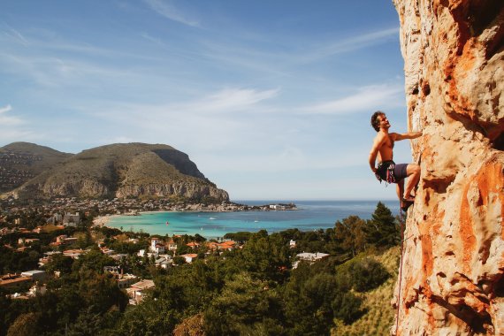 Fels und Strand – Klettern nur fünf Kilometer entfernt vom Zentrum Palermos 