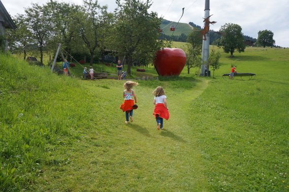 Ein Spielplatz oder kleine Skurrilitäten am Wegesrand wertet jede Wanderung für Kinder auf.