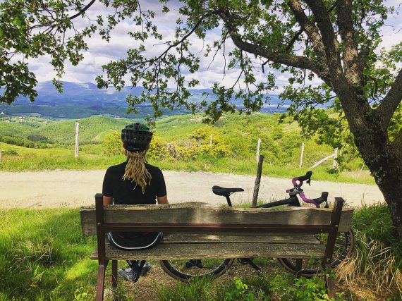 Serena ist früher Rennen gefahren, aber jetzt ist sie hauptsächlich auf dem Fahrrad unterwegs, um die Natur zu erleben.