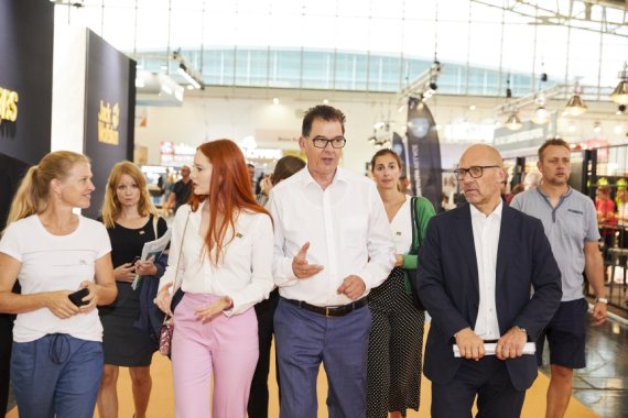 Bundesminister Dr. Gerd Müller (Mitte) im Gespräch mit Klaus Dittrich (r.), dem Vorsitzenden der Geschäftsführung der Messe München GmbH.