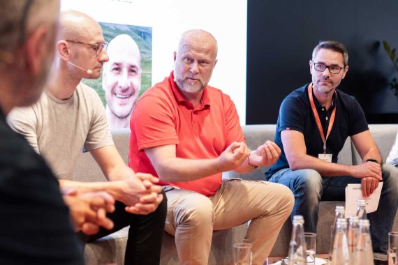 Auf dem VDS-Symposium diskutierten Arne Strate, Frank Geisler und Tobias Gröber (v.l.n.r.) die Bedeutung von Outdoor für den Sportfachhandel.