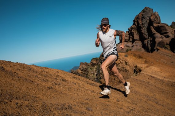 Trailrunner Timothy Olson beim Sport mit Adidas-Kleidung, die aus Plastikmüll aus den Weltmeeren hergestellt wurde.