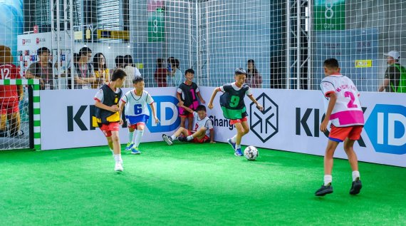 Besonders begeisterten die Show-Vorführungen in der Mini-Fußball-Arena.