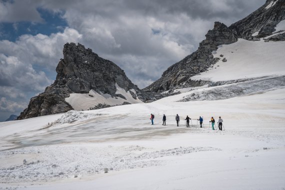 Als Seilschaft geht es auf den Gletscher - für einige Teilnehmer eine Premiere.