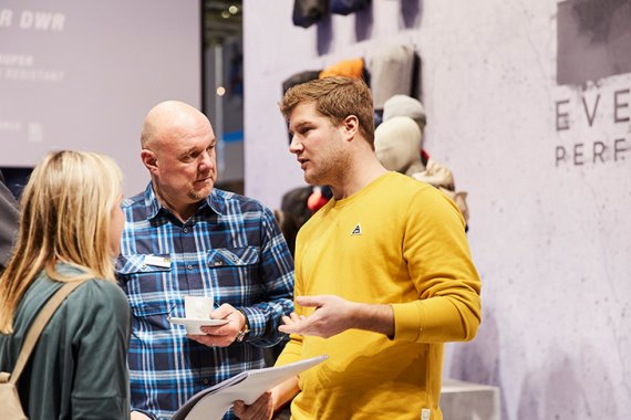 Besucher Gespräch auf Messe Besucher Gespräch auf Messe