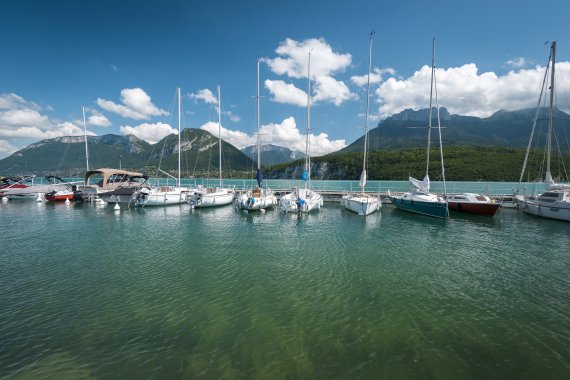 Der Hafen von Saint-Jorioz bietet das perfekte Frühstückspanorama.