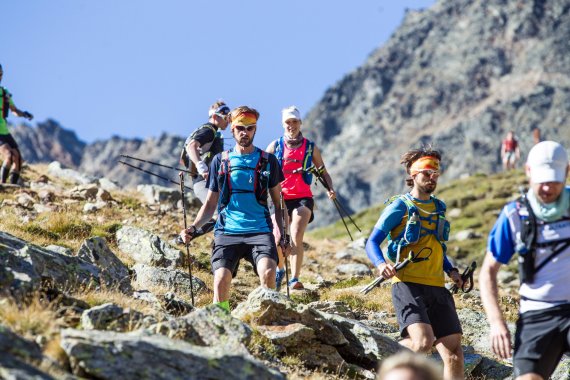 The participation fee of the Transalpine Run is 890 Euro per person.