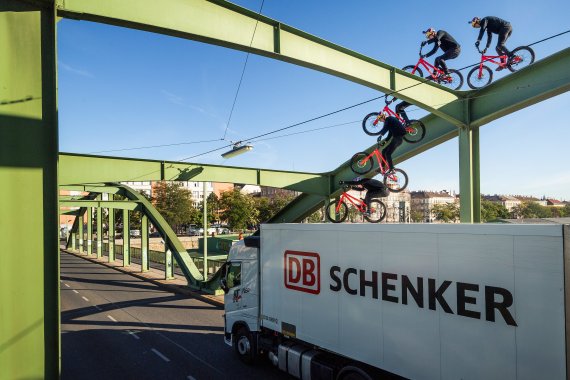 Fabio Wibmer schafft es schnell über den Lastwagen zurück auf die Straße.