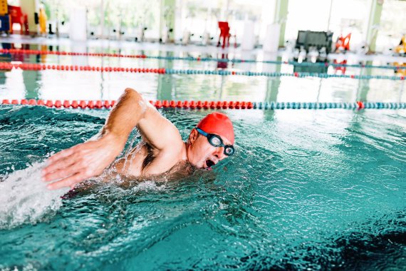 Schwimmen und Aqua-Jogging dienen als Ersatzsportarten, wenn das Schienbeinkantensyndrom auftritt. Schwimmen und Aqua-Jogging dienen als Ersatzsportarten, wenn das Schienbeinkantensyndrom auftritt.
