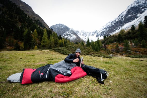 The Bavarian start-up also offers sleeping bag accessories such as the additional bag "Feater - The Heater" with integrated electrical heating element. The Bavarian start-up also offers sleeping bag accessories such as the additional bag "Feater - The Heater" with integrated electrical heating element.