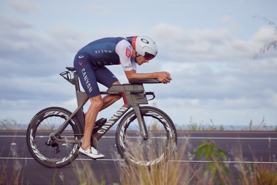 Triathlete Jan Frodeno on the bike course in Hawaii 2019