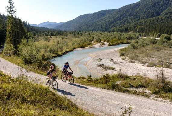 Mit den Gravelbikes an der Isar entlang.