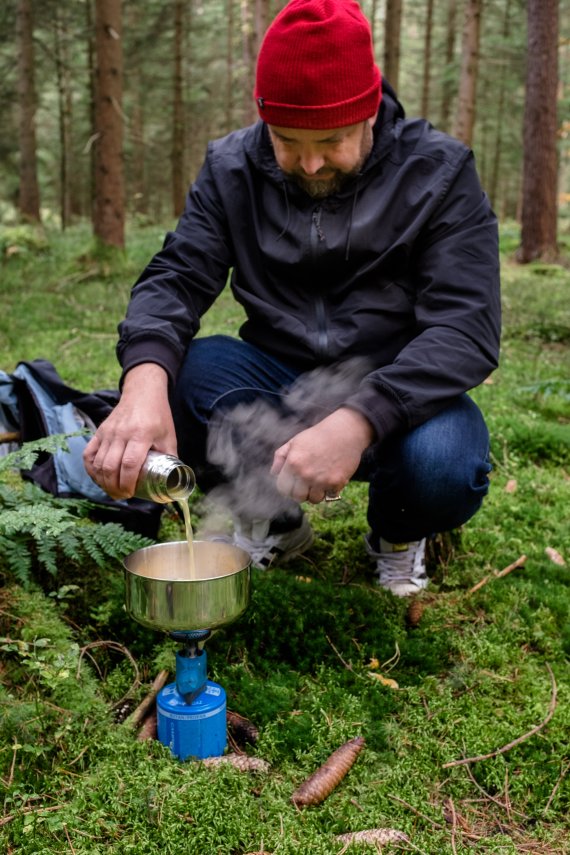 Sven Christ schmeckt die Pilze mit Gemüsebrühe ab
