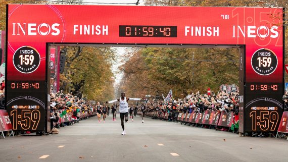 Historischer Zieleinlauf: Eliud Kipchoge lief als erster Mensch einen Marathon unter zwei Stunden.