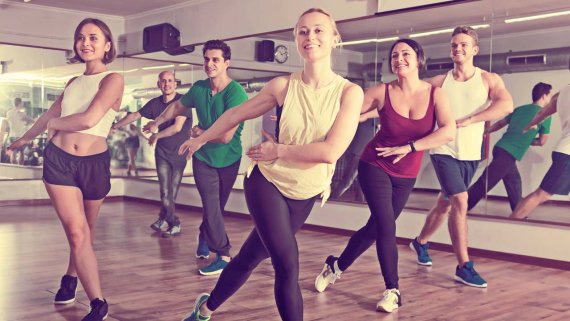 Zumba tanzen in der Gruppe macht Spaß und verbrennt Kalorien. Zumba tanzen ist ein echtes Super-Workout. In der Gruppe macht es zusätzlich am meisten Spaß.