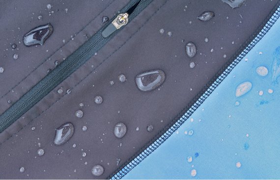 Die Softshelljacke ist stark wasserabweisend Nahaufnahme einer Softshelljacke von der Wassertropfen abperlen