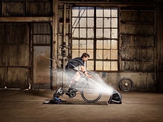 Wahoo KICKR Rollentrainer mit HEADWIND Sportler auf Wahoo KICKR Rollentrainer mit Headwind