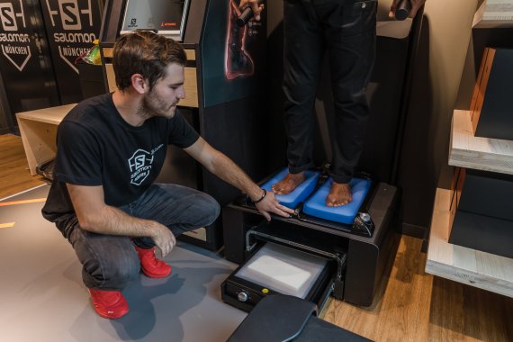Salomon Store Footscan Jeder Fuß ist anders – Damit Laufschuhe oder Skistiefel dennoch perfekt passen, können sie im Salomon Store angepasst werden