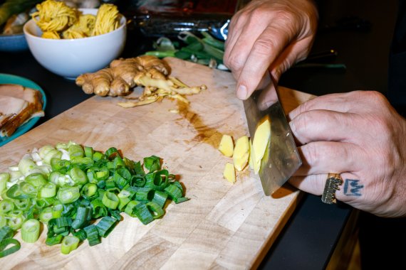 Preparation of the ramen soup