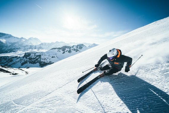 Actionshot Skifahrer Blizzard und Tecnica