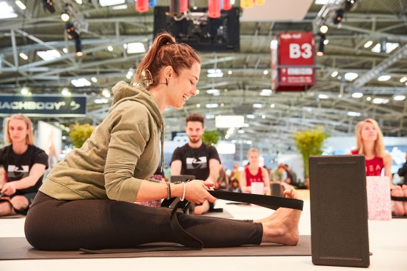 Blackroll meets Yoga mit Sinah Diepold, Claudio Trento und dem Basefive-Team auf der ISPO Munich 2021