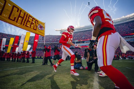 Quarterback Patrick Mahomes (Mitte) steht bei den Kansas City Chiefs für Spektakel. Quarterback Patrick Mahomes (Mitte) steht bei den Kansas City Chiefs für Spektakel.