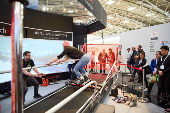 Ski- und Snowboard-Simulatoren können bei SkyTechSport ausprobiert werden. Ski- und Snowboard-Simulatoren können bei SkyTechSport ausprobiert werden.