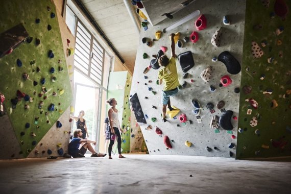 Bouldern trainiert den Körper und macht Spaß Sportler beim Bouldern an der Kletterwand