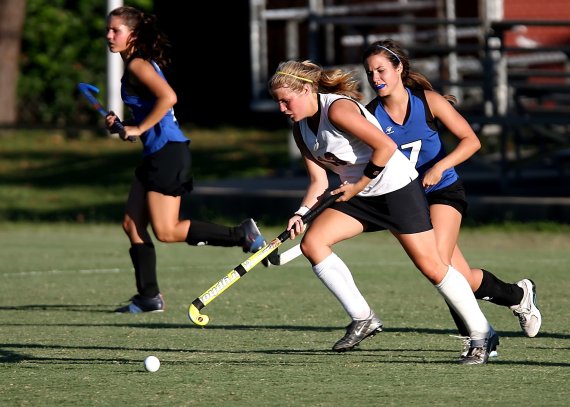 Sportarten wie Hockey machen Kinder körperlich und mental fit.