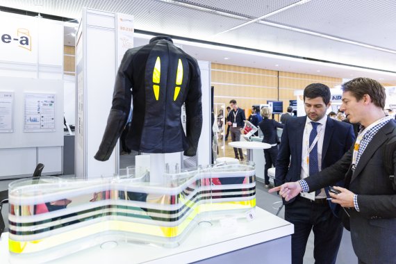 From automatic temperature adjustment to smartphone control: sportswear can do (almost) everything these days. From automatic temperature adjustment to smartphone control: sportswear can do (almost) everything these days.