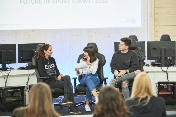 Magdalena Kalus und Kevin Reiser im Gespräch über Outdoor, eSports und das Leben als Influencer. Magdalena Kalus und Kevin Reiser im Gespräch über Outdoor, eSports und das Leben als Influencer.