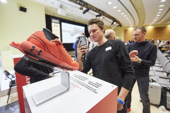 Under Armour mit vernetztem Schuh, der Daten sammelt Under Armour mit vernetztem Schuh, der Daten sammelt